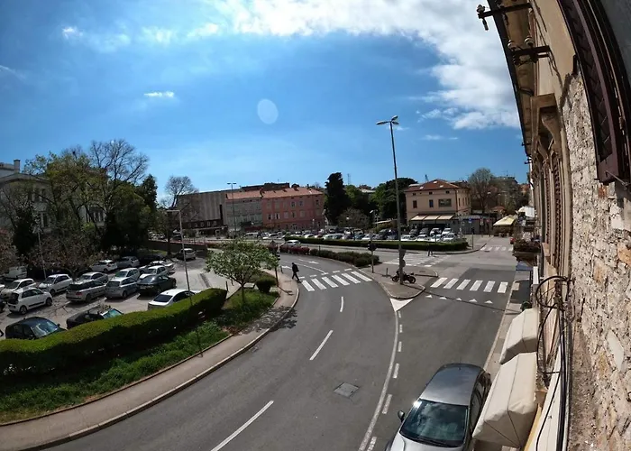 Lukadorajana Center Pola